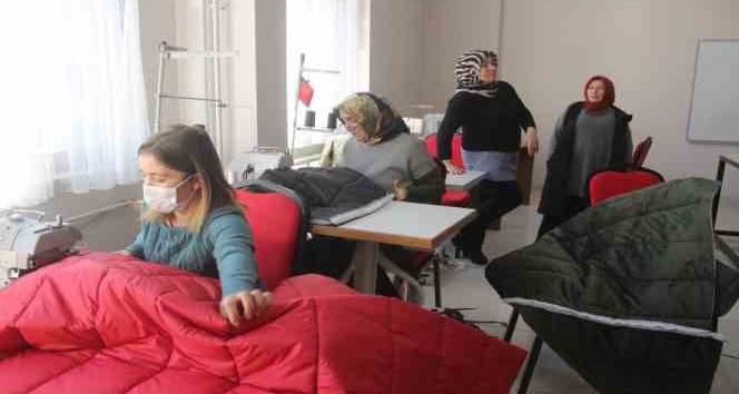 Görele Halk Eğitimi Merkezi depremzedelere uyku tulumu dikiyor