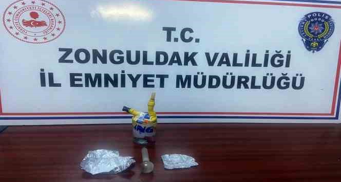 Narkotik uygulamasında yakayı ele verdiler