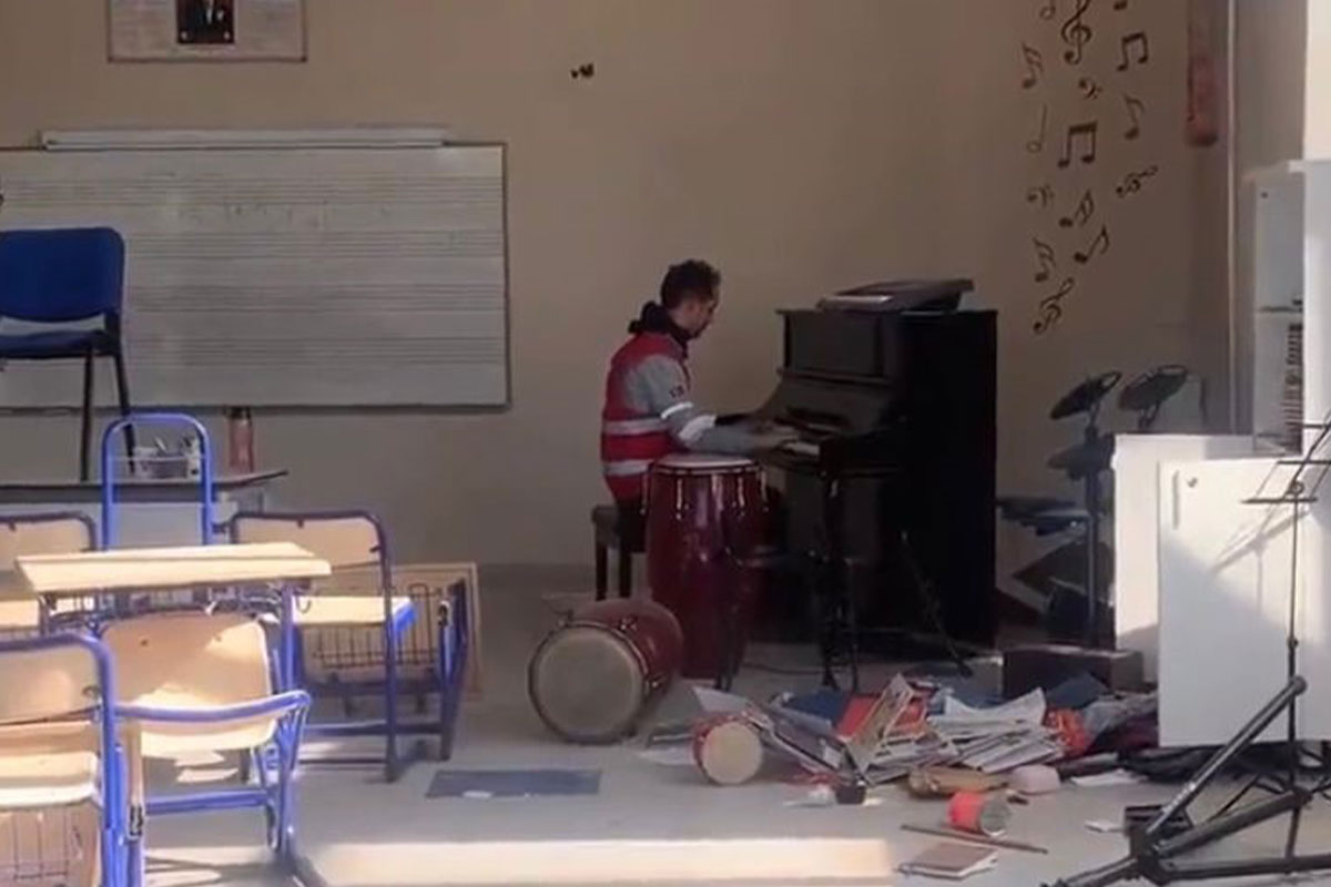 Hatay&#039;da yıkılan binaların arasında yükselen piyano sesleri ‘Piyanist’ filmini andırdı