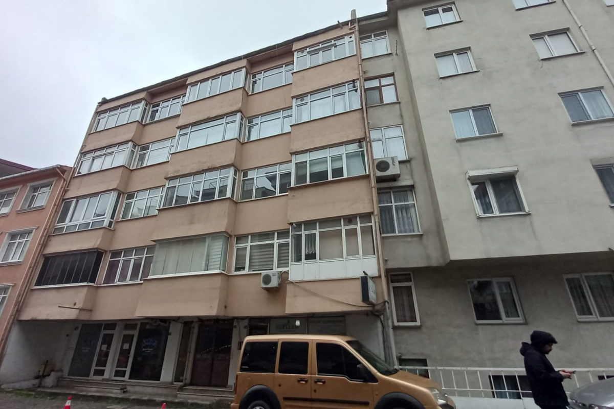 Yıkım kararı alınan apartman boşaltılmaya başlandı