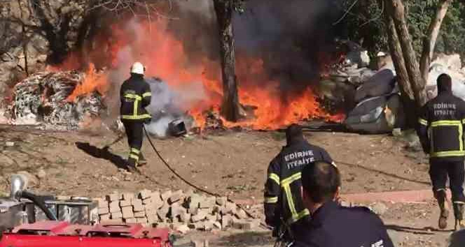 Üç gündür sokak sokak gezerek bin bir emekle topladığı hurdalar küle döndü