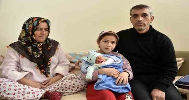 Babasının askerlik yaptığı şehirde depremzede olarak dünyaya geldi