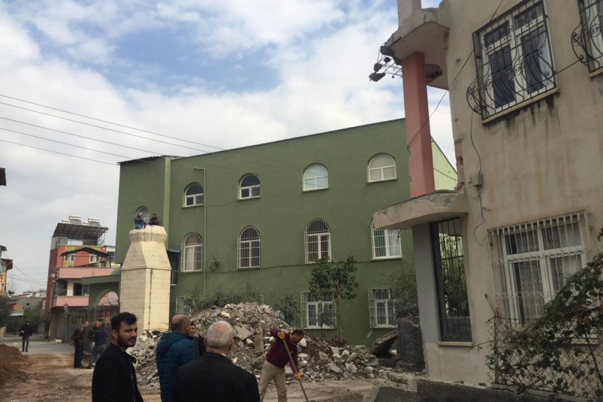 Kontrollü yıkılan minare 3 katlı evin üzerine düştü