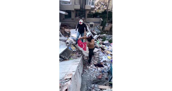 Enkazda Türk bayrağı hassasiyeti