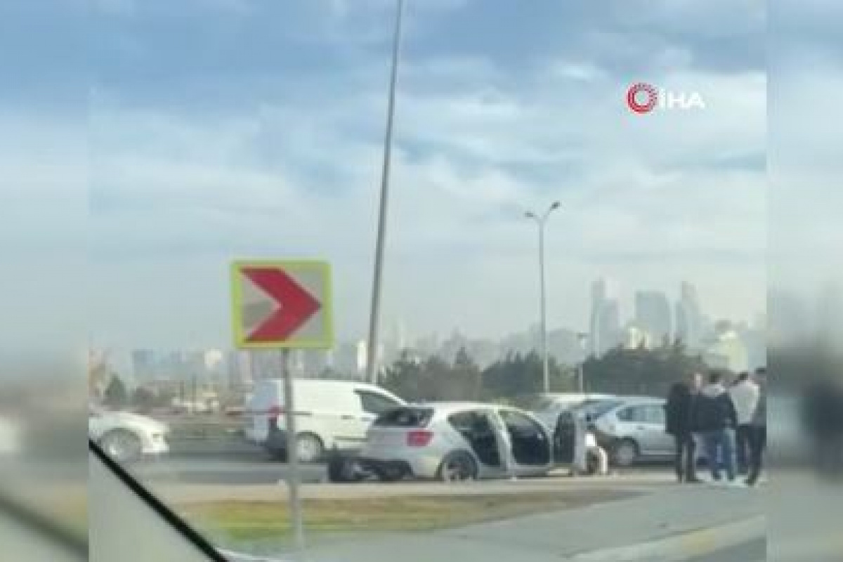 Beylikdüzü D-100 karayolunda zincirleme kaza!