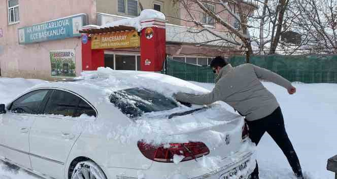 Karlıova’da kar yağışı etkili oldu, eğitime ara verildi