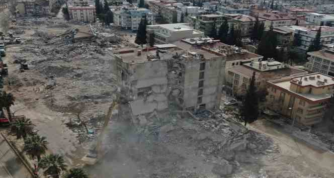Kahramanmaraş’ta ağır hasarlı binaların yıkımı sürüyor
