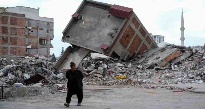 Depremde torunlarını ve çocuklarını kaybeden Hatice Teyze, enkaz altında kalan hatıralarını arıyor