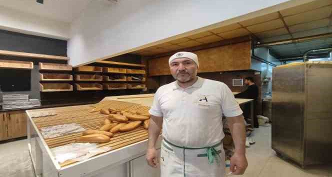 Kahramanmaraşlı işletmeci, depremzedeler için Ukrayna’dan dönüp ekmek dağıtmaya başladı