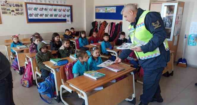 Jandarma ekipleri, “Güvenli eğitim” için okullarda