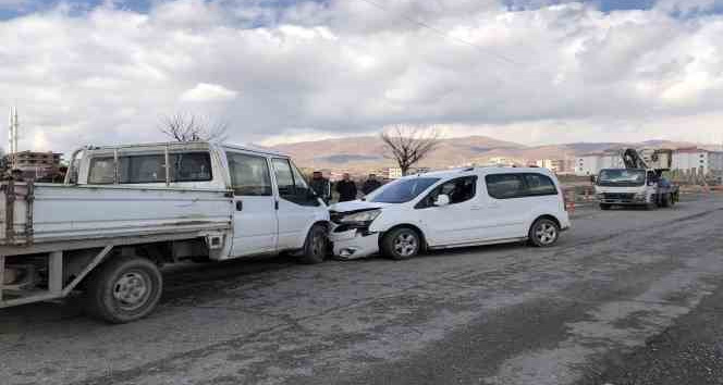 Batman’da trafik kazası, iki araç kafa kafaya çarpıştı