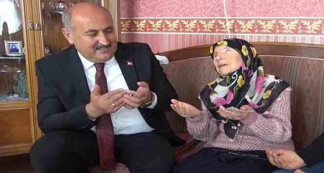 84’lük nine ne görüyor nede işitiyor, sadece bu yöntemle iletişim kuruyor: Ördüğü çorapların gelirini depremzedelere bağışladı