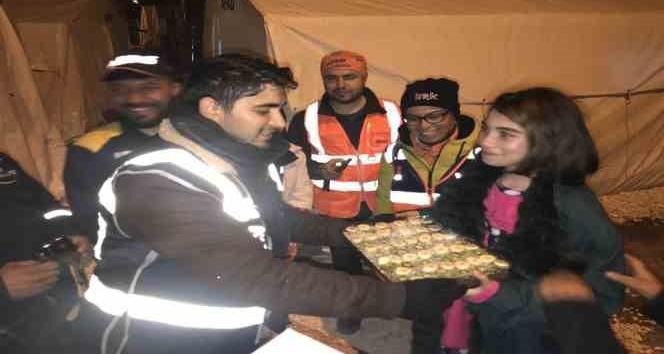 Depremin yıkıntıları arasında doğum günü molası