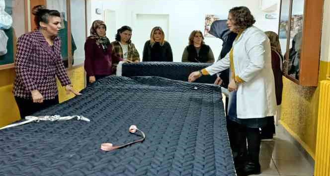 Halk Eğitim Merkezi depremzedeler için uyku tulumu üretiyor