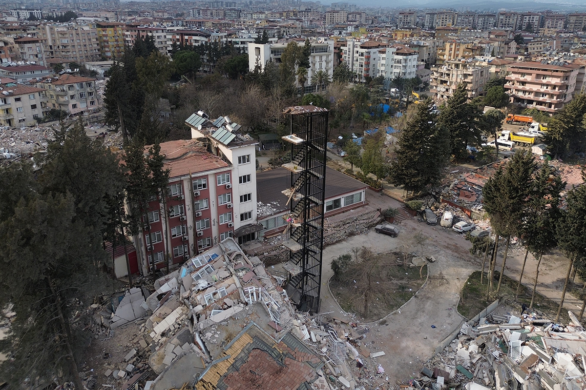 Bina yıkıldı, yangın merdiveni ayakta kaldı
