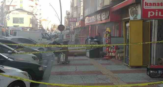 Mağaza yangınında 1 kişi öldü, 3 itfaiye personeli dumandan etkilendi