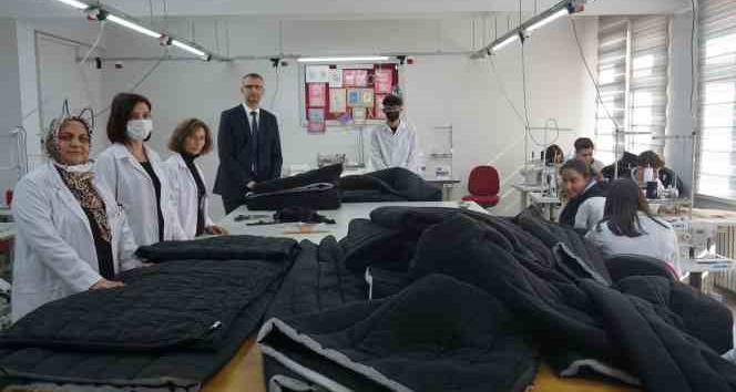 Edirne’de depremzedeler için uyku tulumu üretiliyor
