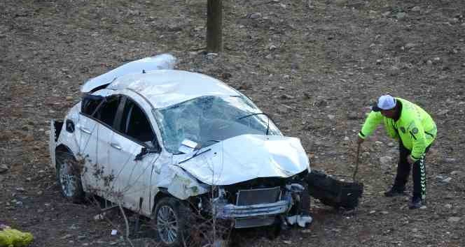 Çarpışan otomobiller uçuruma düştü: 2 ölü, 1 yaralı