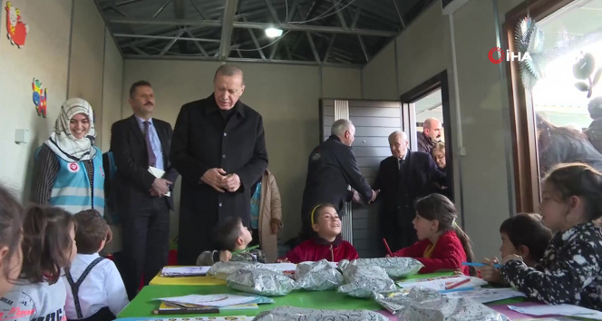 Cumhurbaşkanı Erdoğan, konteyner kentteki kreşte çocuklarla bir araya geldi
