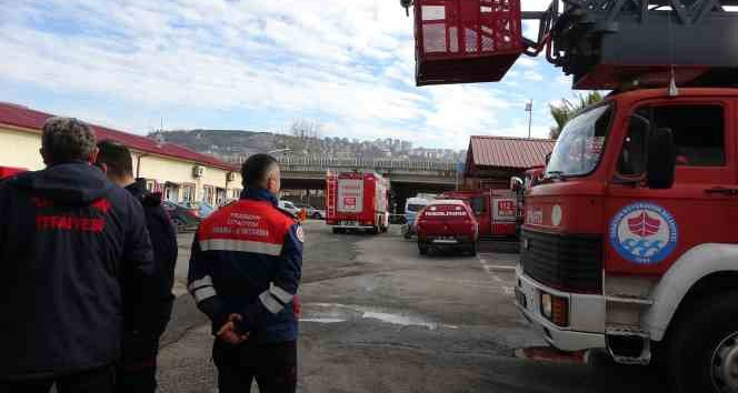 Arama kurtarma ekiplerinin enkaz altındakiler ile yaşadıkları diyaloglar duygulandırdı