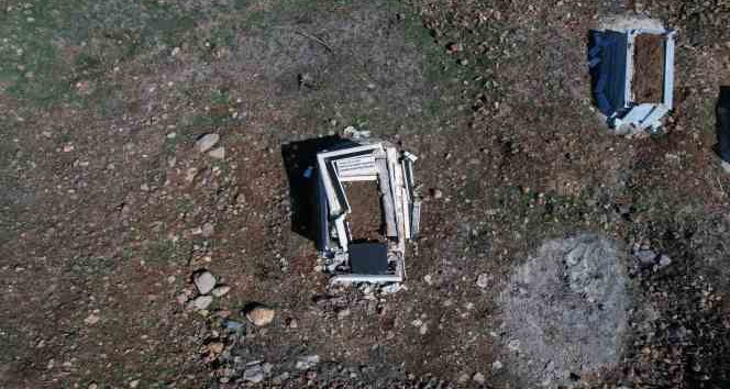 Kahramanmaraş’ta meydana gelen depremler mezarlıkları da tahrip etti