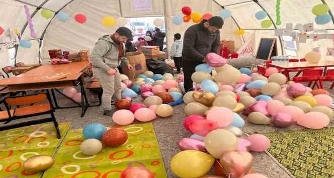 Depremzede çocukların yüzünde bir tebessüm olmak için Trabzon’dan geldiler