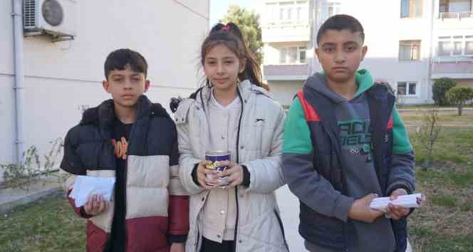 Edirne’de öğrenciler, biriktirdikleri harçlıkları yazdıkları mektuplarla birlikte depremzedelere iletti