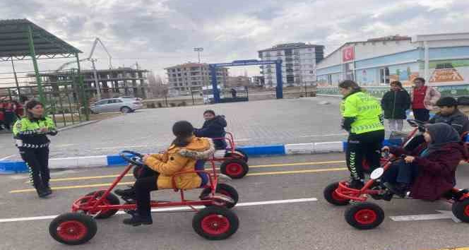 Minik öğrencilere uygulamalı trafik eğitimi
