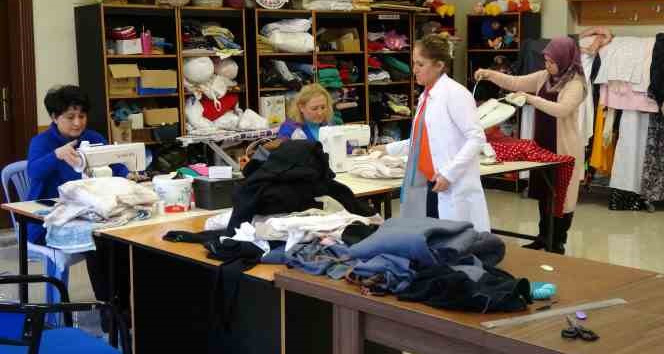 Yozgat’ta kadınlar depremzedeler için kıyafet dikiyor