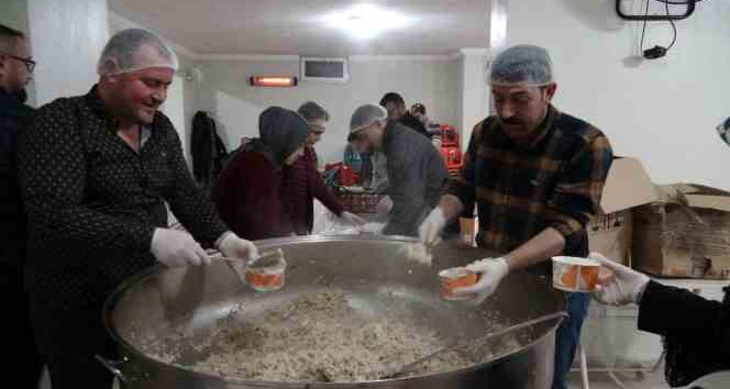 Mardin’de kazanlar gönüllüler tarafından depremzedeler için hazırlanıyor