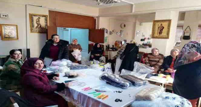 Kozluk’ta öğrenci velileri depremzede çocuklar için örgü bebekler üretiyor
