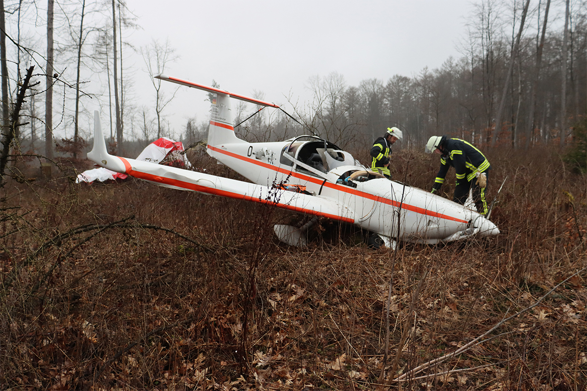 Almanya&#039;da küçük uçak, ormanlık alana zorunlu iniş yaptı