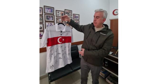 İmzalı Milli Takım formasını depremzedeler için satacak