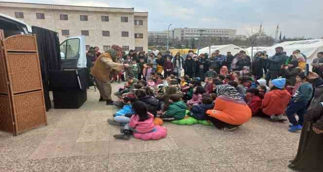 Depremzede çocuklara ‘Meddah Amca’dan masallar"