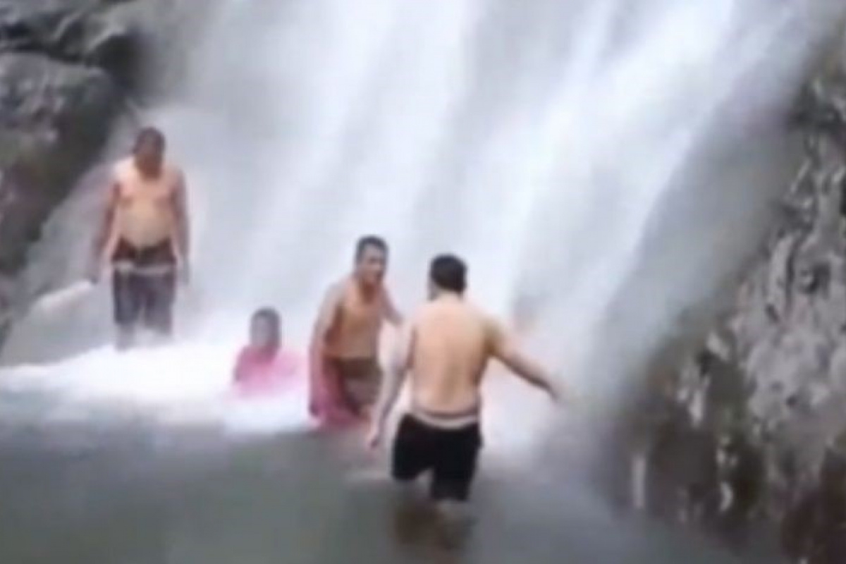 Şelaleye giren ailenin üzerine ağaç düştü: 1 ölü, 4 yaralı