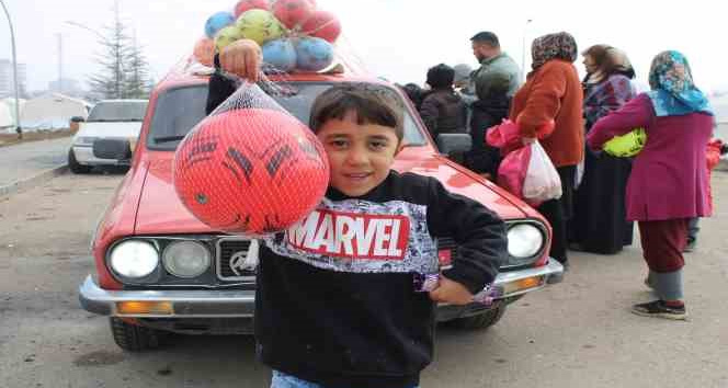 Gördüğü rüyanın etkisinde kaldı: Arkadaşlarının desteğiyle topladığı oyuncakları çocuklara ulaştırdı