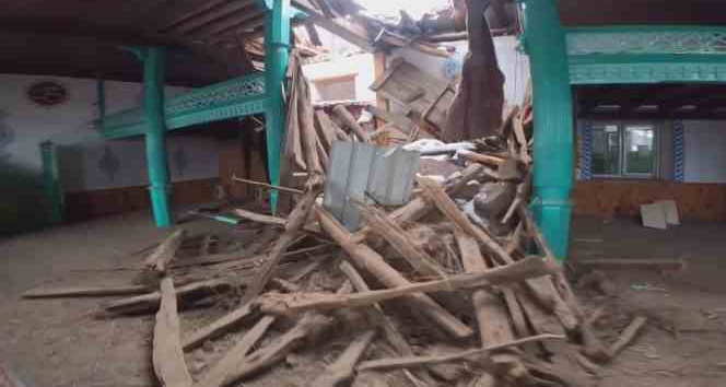 Depremde 1886’da yapılan cami de hasar aldı