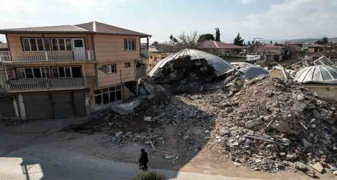 Kahramanmaraş’taki depremde kubbesi ve minaresi yıkılan camii havadan görüntülendi