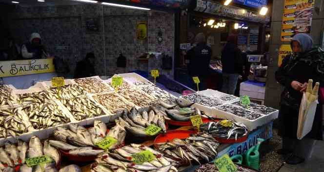 Trabzon’da balık av sezonu sonuna doğru tezgahlarda çeşit bolluğu