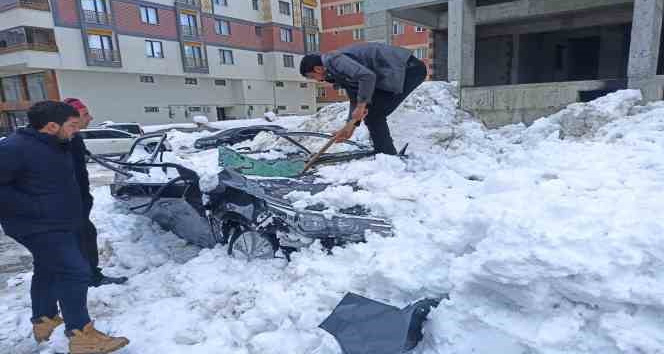 Çatıdan düşen kar kütlesi otomobili kullanılamaz hale getirdi