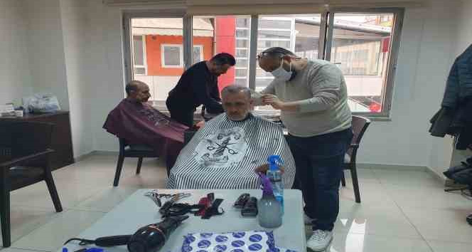 Giresun’da berber ve kuaförler depremzedelere ücretsiz hizmet veriyor