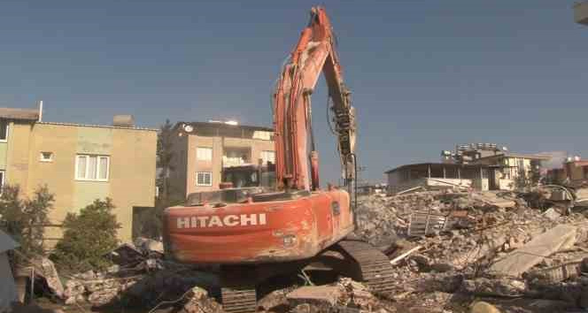 Osmaniye’de enkaz kaldırma çalışmaları sürüyor