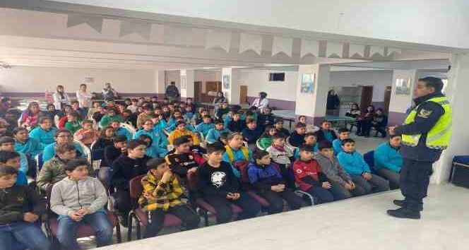 Ortaokul öğrencilerine trafik kuralları eğitimi verildi