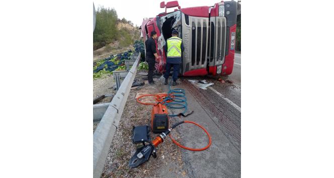 Isparta-Antalya karayolunda sebze yüklü tır devrildi: 1 ölü