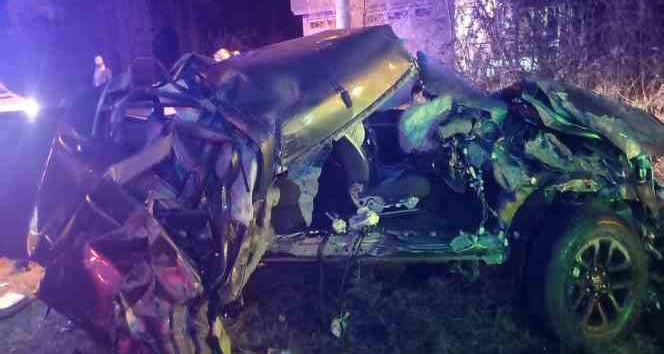 Alkollü sürücü hurdaya dönen otomobilden yaralı olarak kurtarıldı