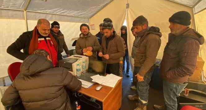 Depremzede besicilere hayvan çadırı desteği verildi