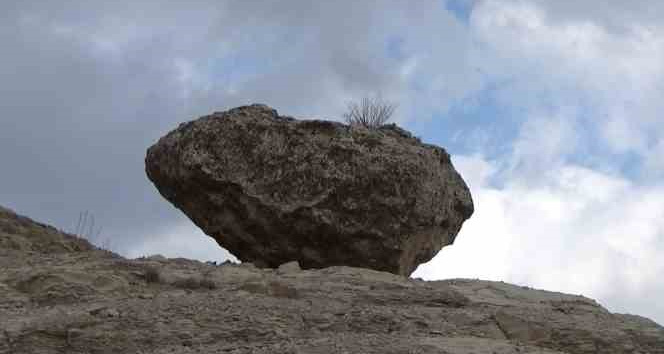 Mazıdağ’ında vatandaşlar dev taş parçalarının gölgesinde korkuyla yaşıyor