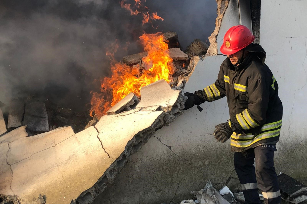 Cizre'de bir fabrika küle döndü
