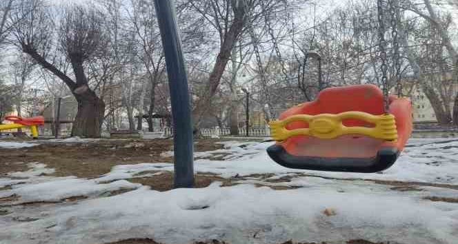Depremden sonra parklar çocuksuz kaldı