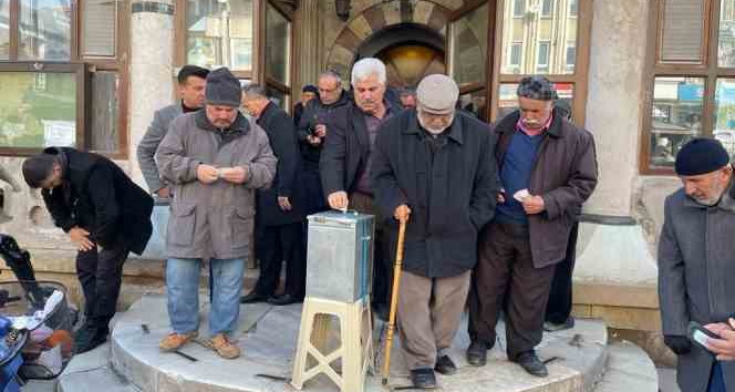 Camilerde depremzedeler için yardım toplandı